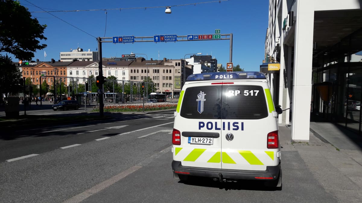 Poliisiauto Vaasan keskustassa.