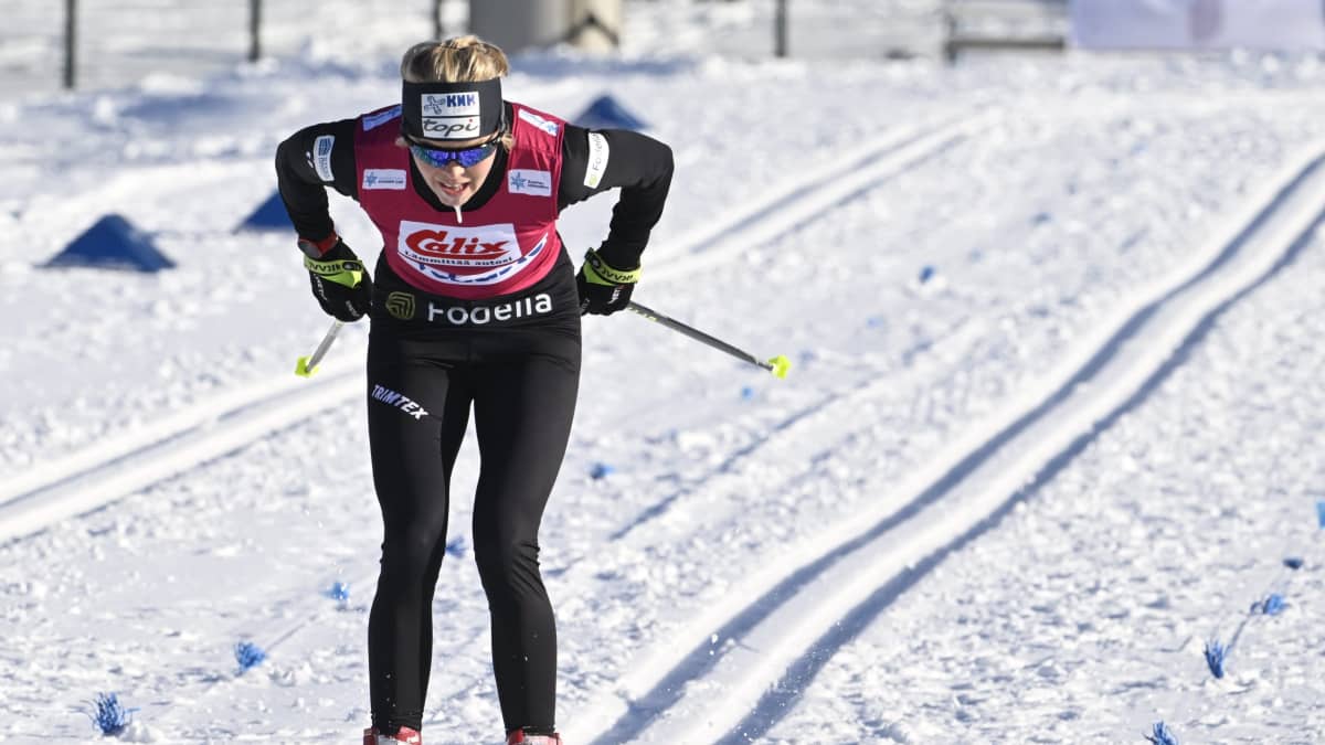 Anni Alakoski hiihtää Vantaan Suomen cupissa.
