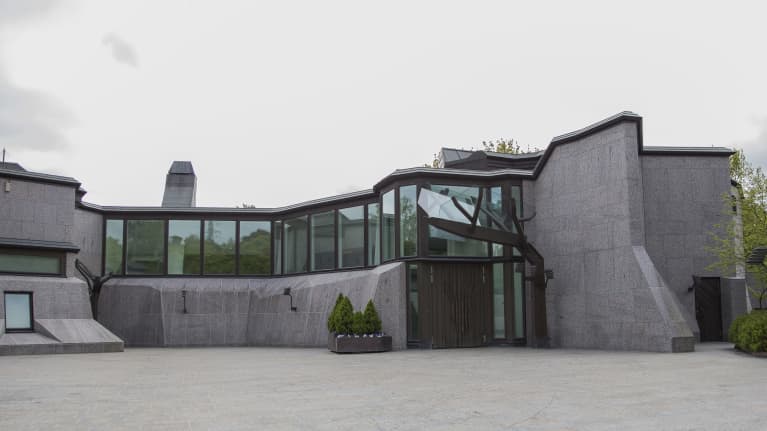 Exterior photo of the president's official residence Mäntyniemi.