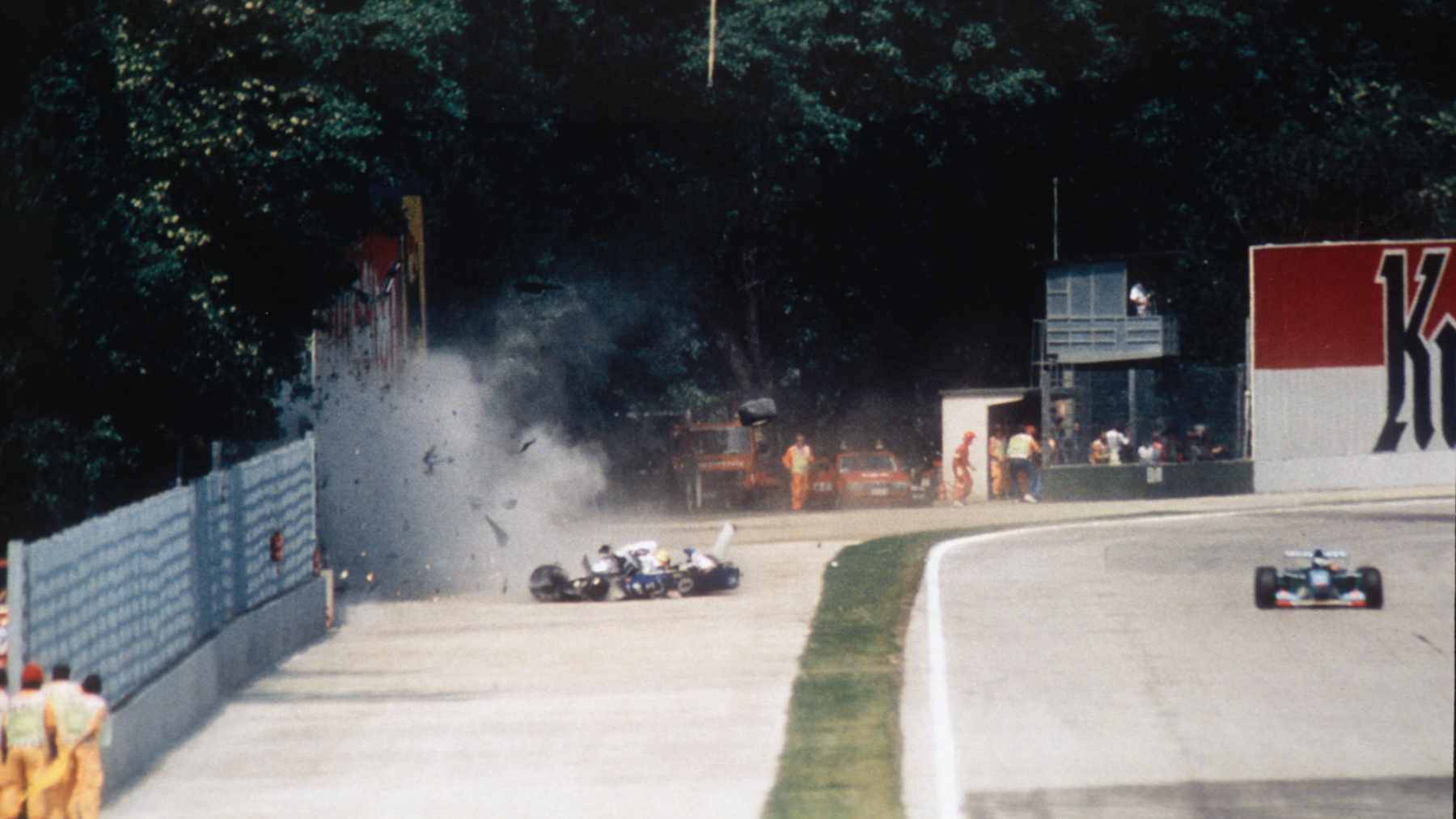 Ayrton Sennan auto osuu seinään Imolassa.