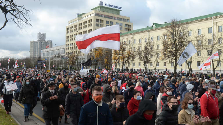 Tuhannet mielenosoittajat marssivat presidentti Aljaksandr Lukašenkaa vastustavassa mielenosoituksessa Minskissä 1. marraskuuta 2020..