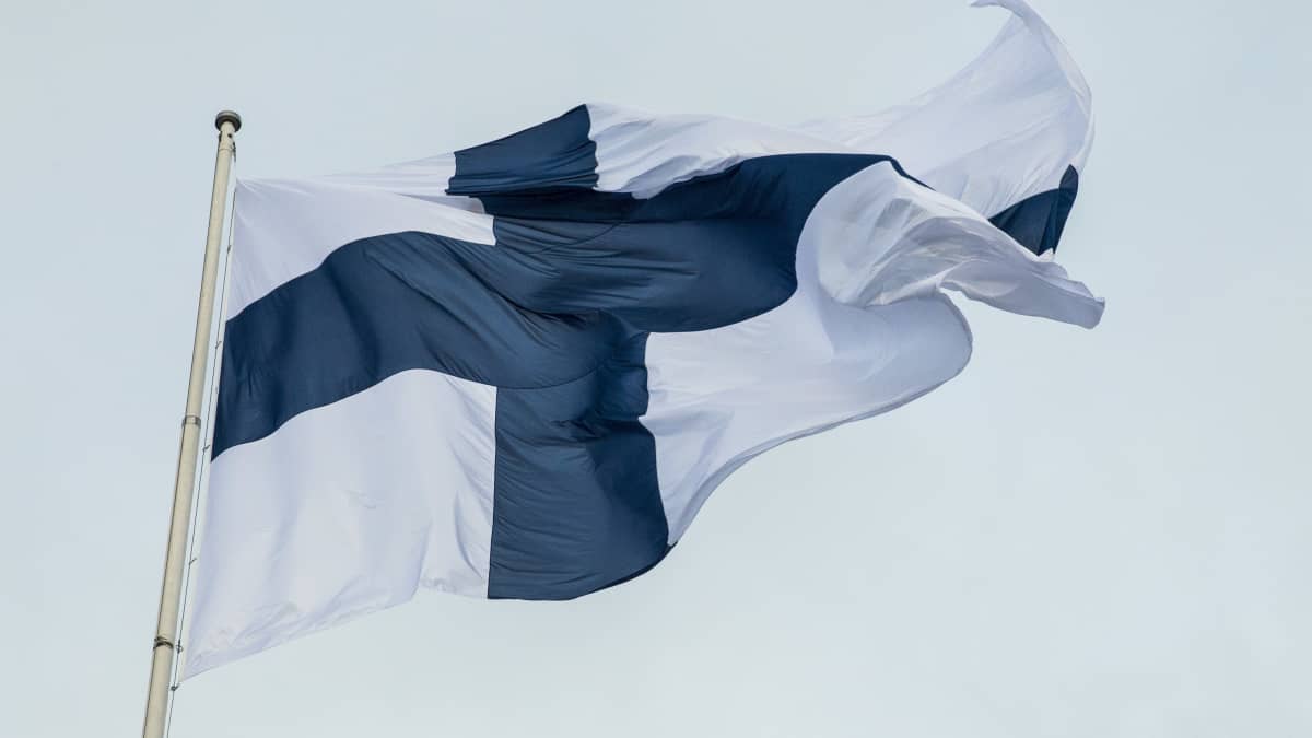 Suomen Lippu liehuu salossa