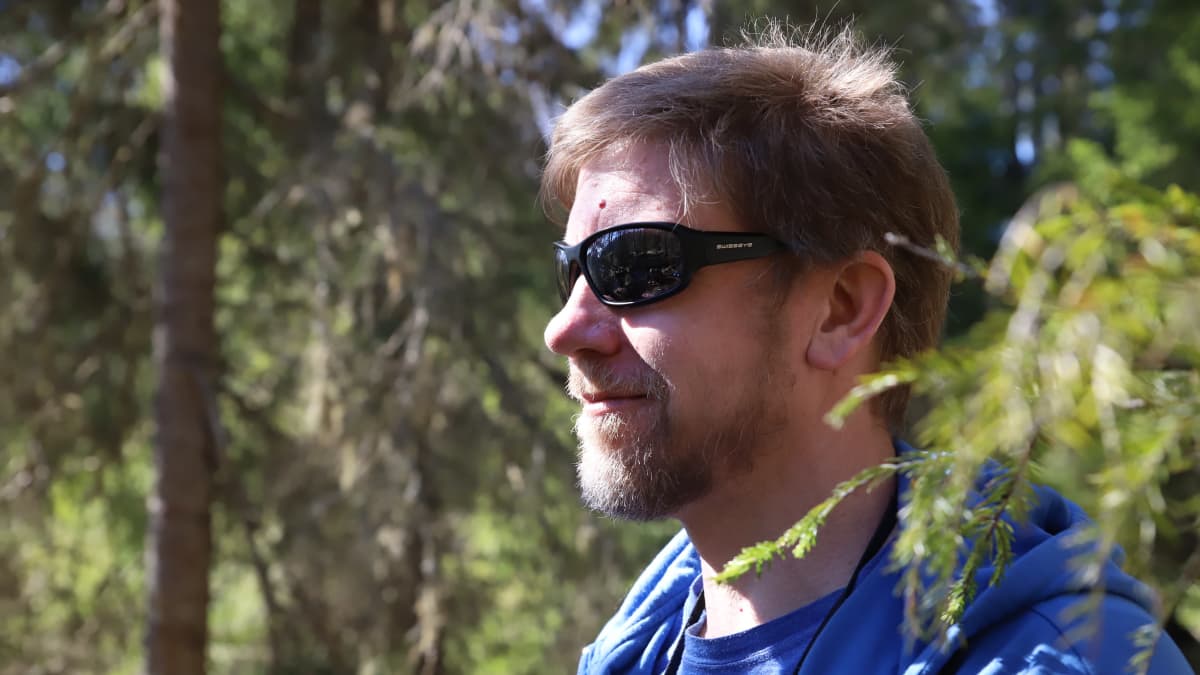 Biologi John Lohr Evon tutkimusmetsässä huhtikuussa 2020. 