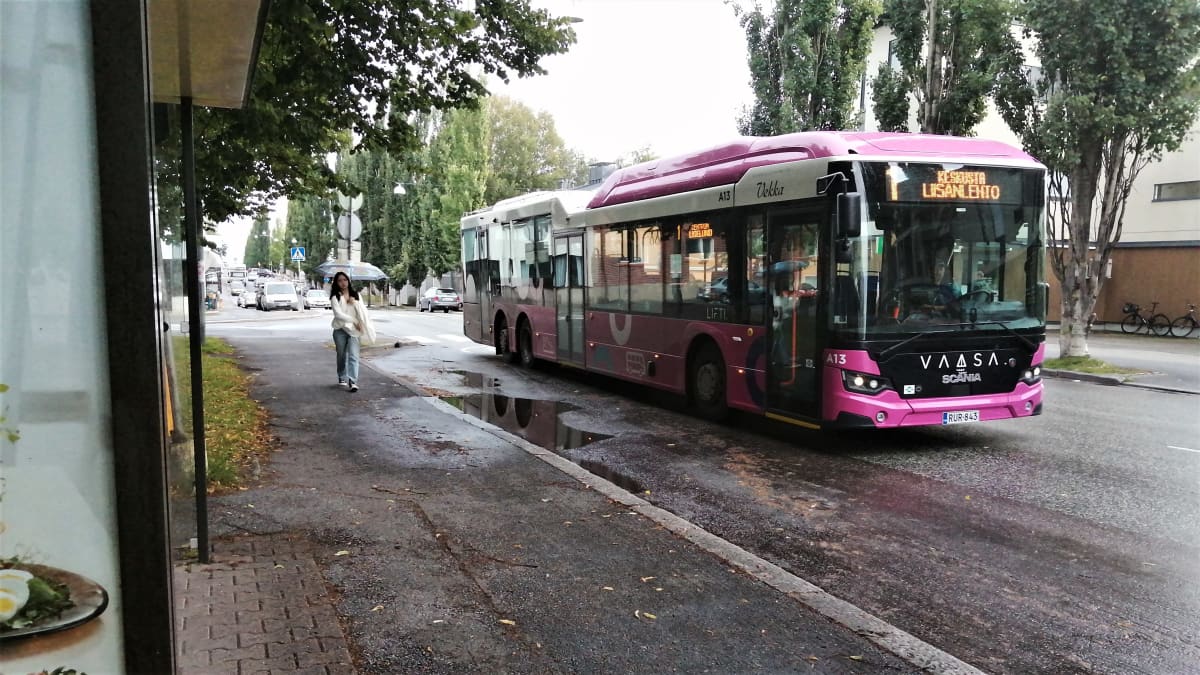 Vaasan paikallisliikenne Liftin bussi lähestyy Palosaaren torin pysäkkiä sateisena päivänä.