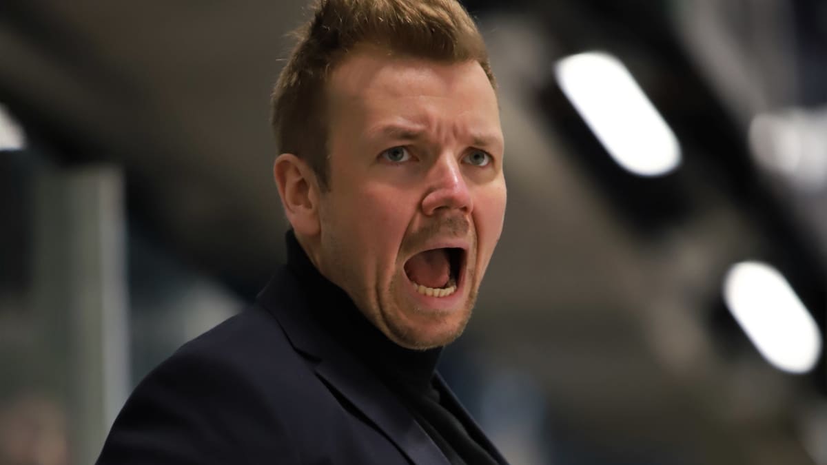Maso Lehtonen huutaa kädet taskuissaan.