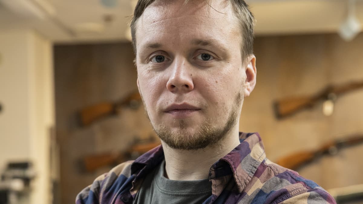 Armoria ase-liikkeen yrittäjä Vesa-Matti Iskanius käsittelee haulikkoa liikkeessään.