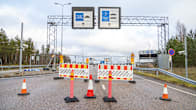 Vaalimaan raja-asemalle johtava tie on tukittu metallisin aidoin ja betoniestein.