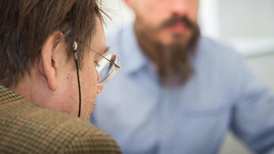 Sami Koivisto ja toinen sovittelijoista Helsingin sovittelutoimistossa.