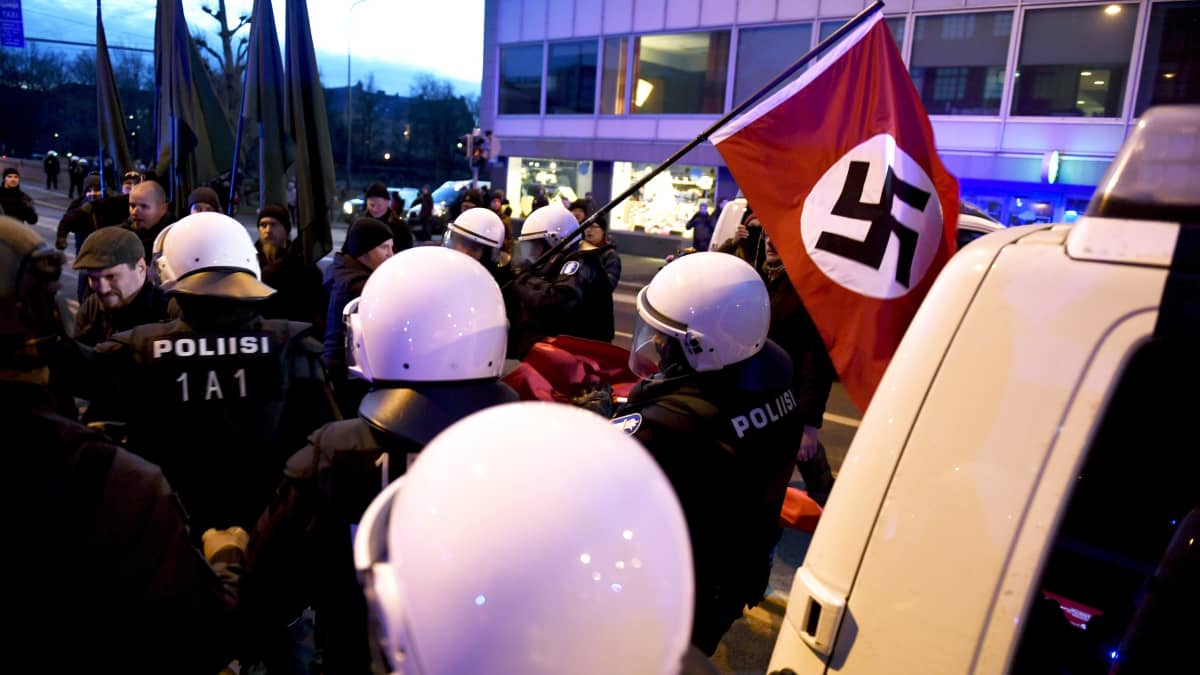 Poliisi pysäytti uusnatsien Kohti vapautta! -marssin Hakaniemessä Helsingissä itsenäisyyspäivänä 6. joulukuuta 2018. 