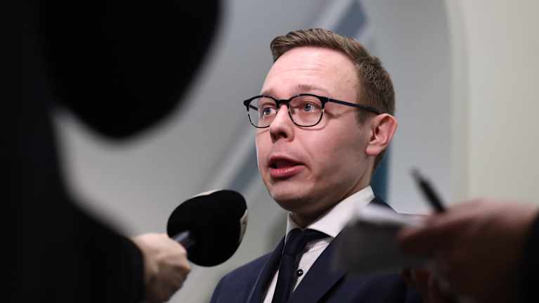 Työministeri Matias Marttinen haastateltavana.