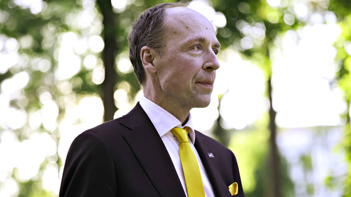 Jussi Halla-aho saapuu Pasilaan Ylen Studiotalolle kuntavaalien tulosiltaan 13. kesäkuuta 2021.