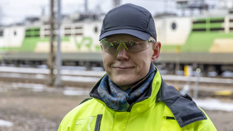 VR Group hankejohtaja Jonas Eriksson seisoo Kouvolan ratapihalla.