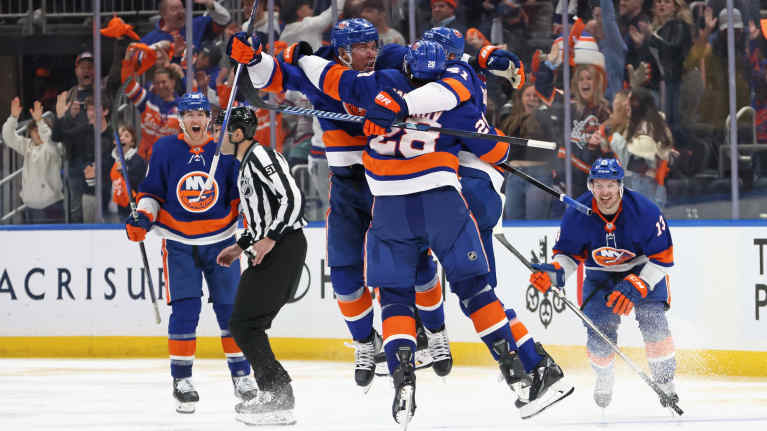 New York Islandersin pelaajat juhlivat.