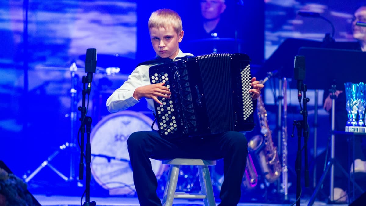 Samuel Heikola soittaa hopeisen harmonikan finaalissa.