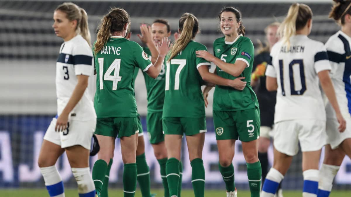 Irland firar mål mot Finland.