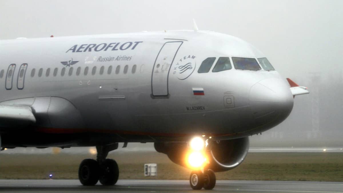 Aeroflotin kone lentokentällä Lontoossa.