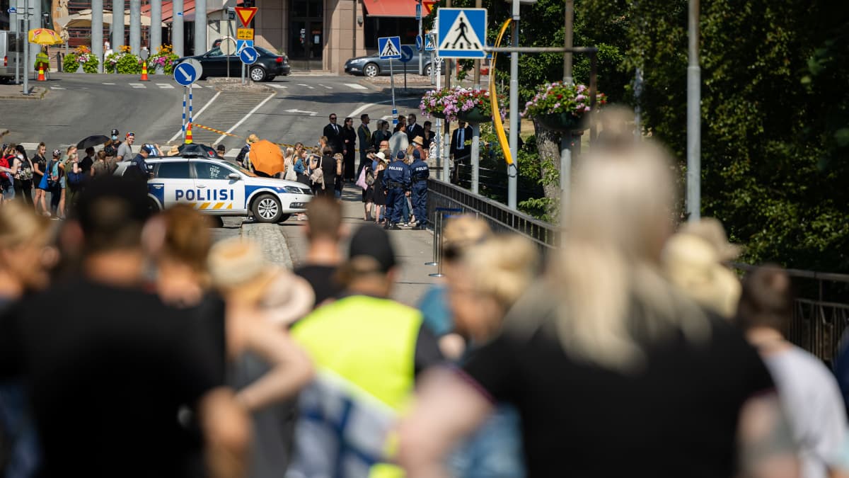 Avustajia kuhisee Itämeri-yksikkö -sarjan kuvauksissa Imatrankosken sillalla.