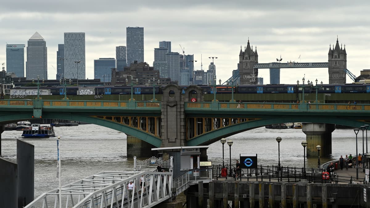 Lontoon Cityn pilvenpiirtäjiä ja Thamesjoen ylittäviä siltoja.