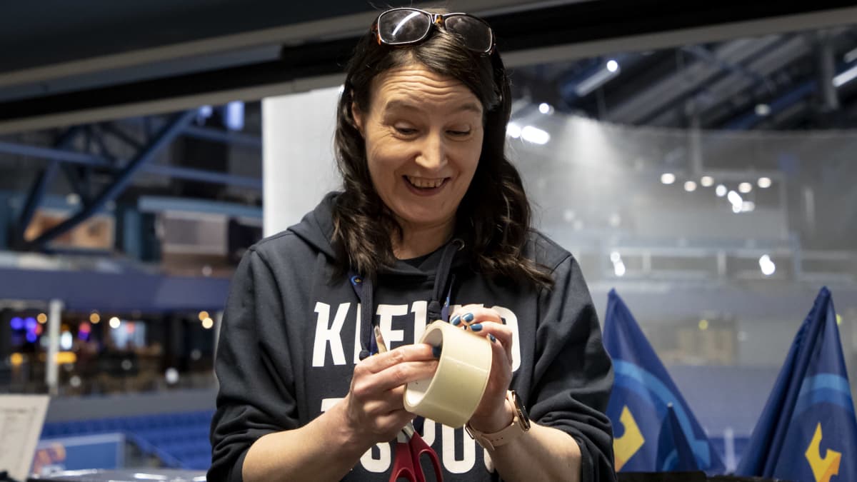 Heidi Liukkonen, Espoon Kiekkokannattajat ry:n hallituksen puheenjohtaja. Kuva otettu ennen Kiekko-Espoon ja Imatran viidettä Mestis-finaalia 26.4.2023.