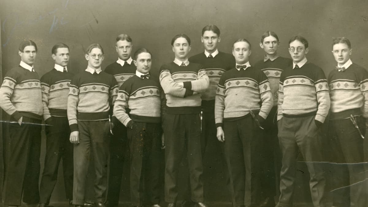 Helsingin yliopiston Etelä-Pohjalaisen Osakunnan jäseniä 1920-luvun jälkipuolella. Kuvassa vasemmalta Toivo Haaramo, Mikko Jaskari, Osku Kivekäs, Armas Saari, Eino Hukkala, Reino Ala-Kulju, Lauri Fröjdman (Orismäki), Väinö Koivusalo, Hannes Teppo, Ilmari Turja ja Toivo Östman (Öysti). Kuva: Seinäjoen museoiden kuva-arkisto.