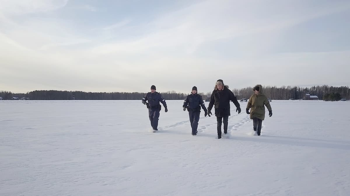 Sorjonen, Lena Jaakkola ja kaksi poliisia kävelevät lumisella aukealla kohti kameraa.