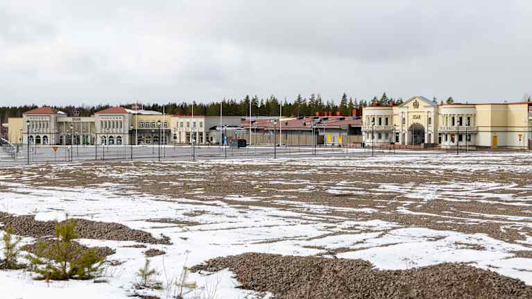 Ostoskylä Zsarin julkisivu kevättalvella.