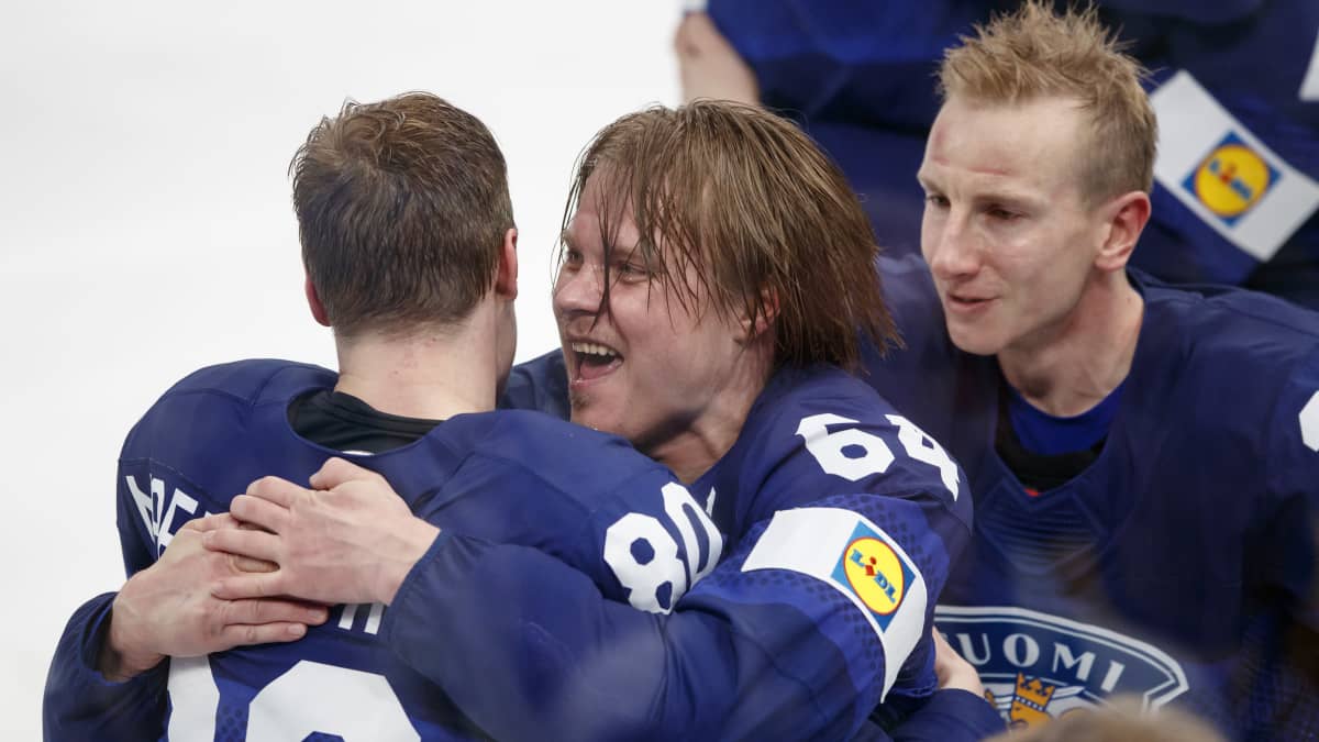 Saku Mäenalanen ja Mikeal Granlund kaulailivat. 