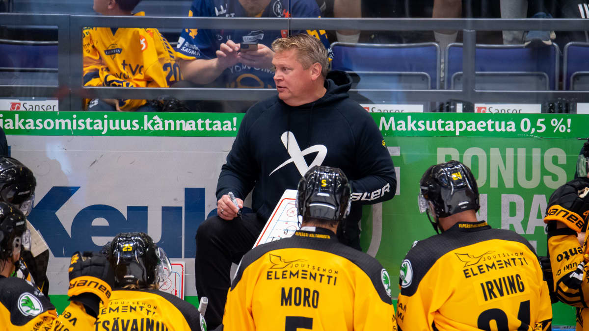 Pekka Virta SaiPan penkin takana. 