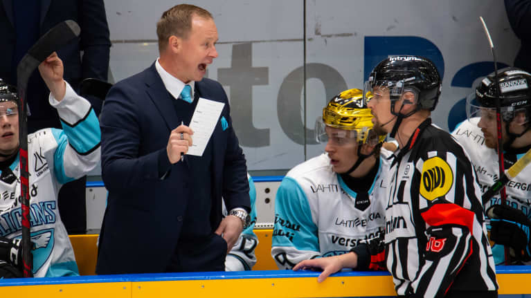 Pelicansin päävalmentaja Tommi Niemelä antaa tiukkaa palautetta tuomari Jukka-Pekka Koistiselle.
