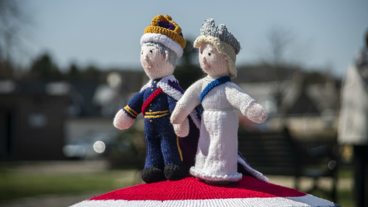 Virkatut nuket kuningas Charles ja Camilla 