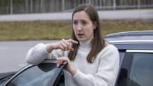 Anastasiia Karklina nojaa autonsa oveen