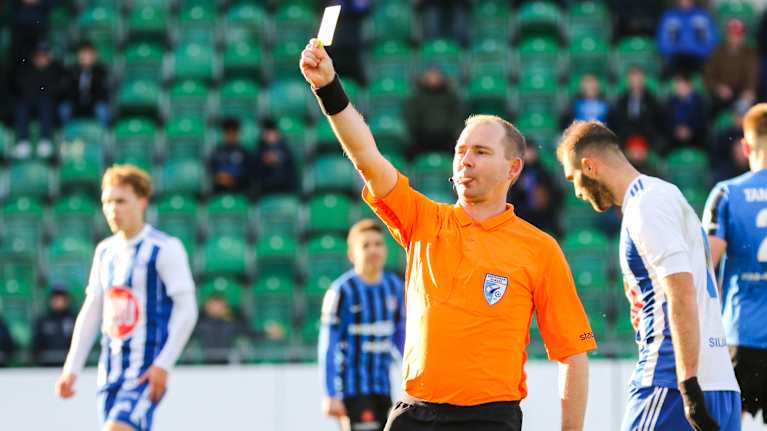 Dennis Antamo nostaa varoituksen HJK:n ja Interin ottelussa.