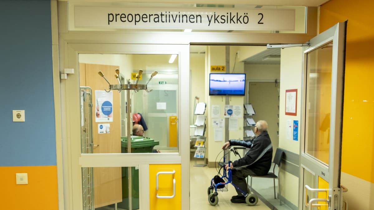 Preoperatiivisen yksikön sisäänkäynti Keski-Suomen keskussairaalassa.