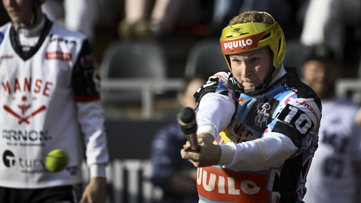 Perttu Ruuska lyömässä palloa. 