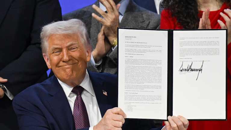 Presidentti Donald Trump hymyilee leveästi maailman talousfoorumissa Sveitsin Davosissa 22. tammikuuta 2026 sen jälkeen, kun hän on allekirjoittanut niin sanotun rauhanneuvoston puolesta.