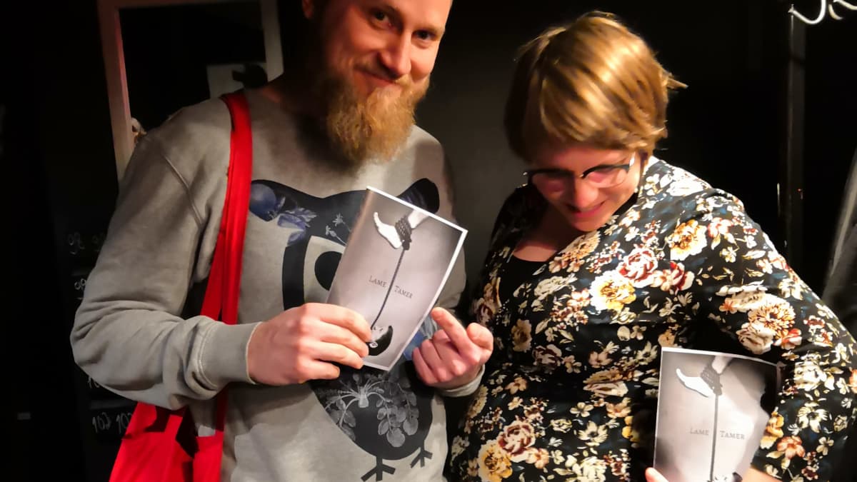 Karoliina Kuvaja miehensä kanssa nykytanssiesityksessä juuri ennen synnytystä.