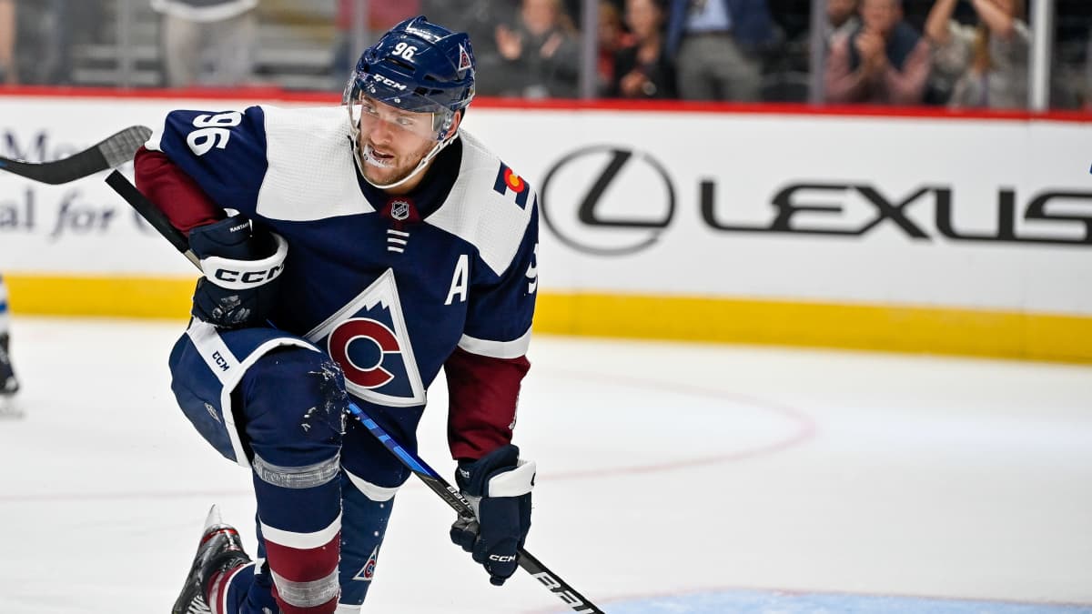 Mikko Rantanen polviasennossa jäällä.
