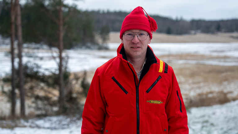 Porträtt på en man i lantbruksmiljö