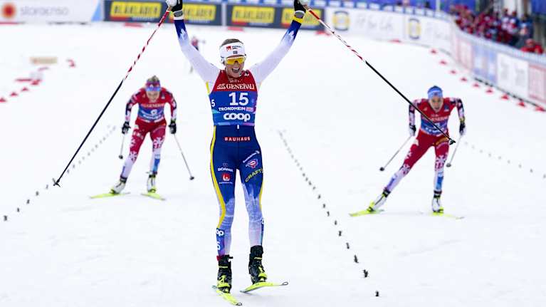 Image 1: Frida Karlsson juhlii 50 kilometrin MM-kultaa 9.3.2025.