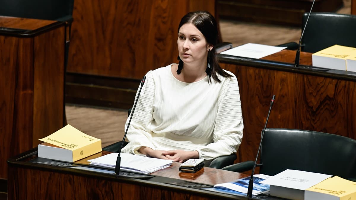 Tiina Elovaara kuvattuna eduskunnan täysistunnossa.