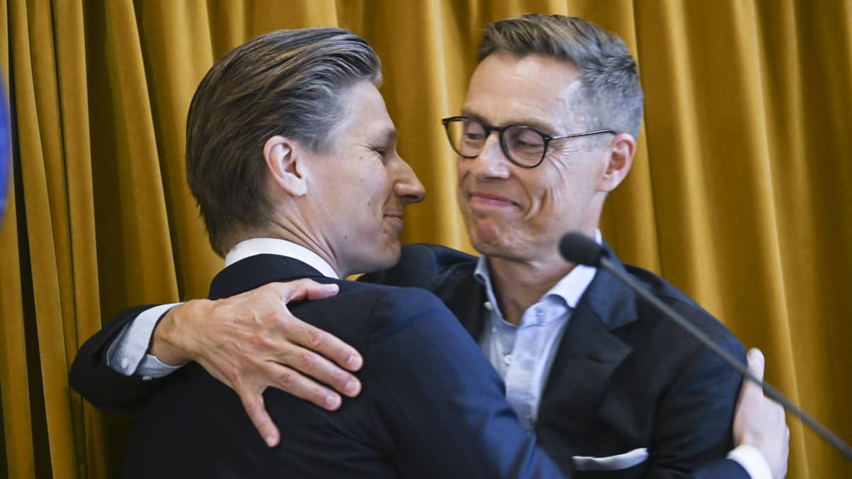 Akexander Stubb ja Antti Häkkänen halaavat toisiaan lavalla. Molemmilla hymy kasvoilla.
