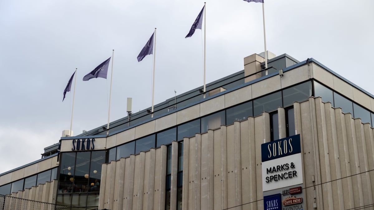 Tampereen Sokoksen katto, mainoskyltti sekä katolla liehuvat liput.