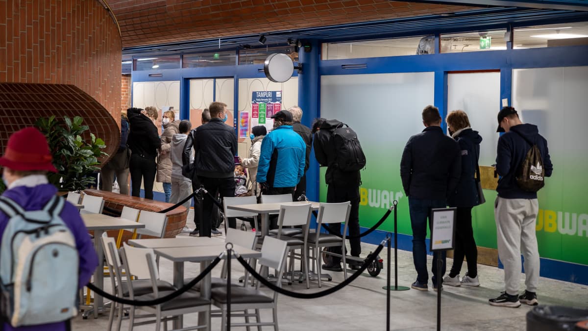 Hervannan kauppakeskus DUO:n pop-up koronarokotusjono.
