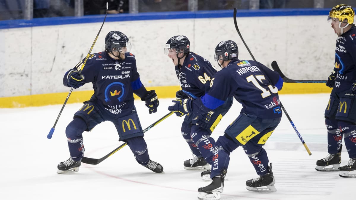 Kiekko-Espoon pelaajat riemuitsevat, kun Arttu Tuomaala, kuvassa vasemmalla, teki 4–3-voittomaalin kolme sekuntia ennen kolmoserän loppua Mestiksen 5. finaalissa Kiekko-Espoo–Ketterä 26.4.2023.