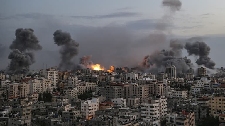 Savu nousee Israelin ilmaiskun jälkeen Gazassa.