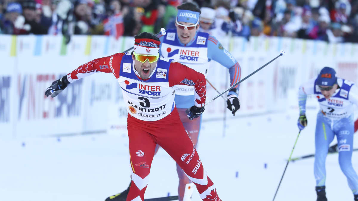 Harvey kirimässä MM-kultaan ennen Sergei Ustjugovia ja Matti Heikkistä.