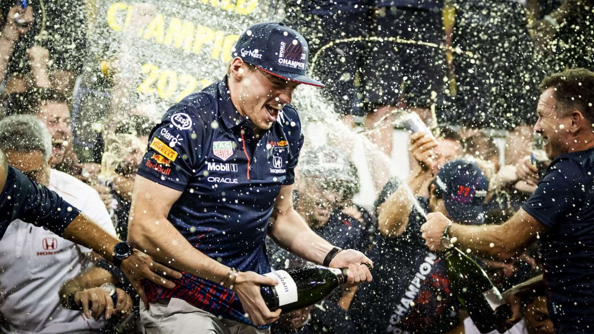 Max Verstappen juhlii maailmanmestaruutta.