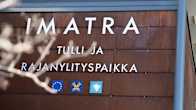 Imatran rajanylityspaikka kirjoitettuna rakennuksen seinään.