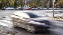 autoja syksyisessä maisemassa