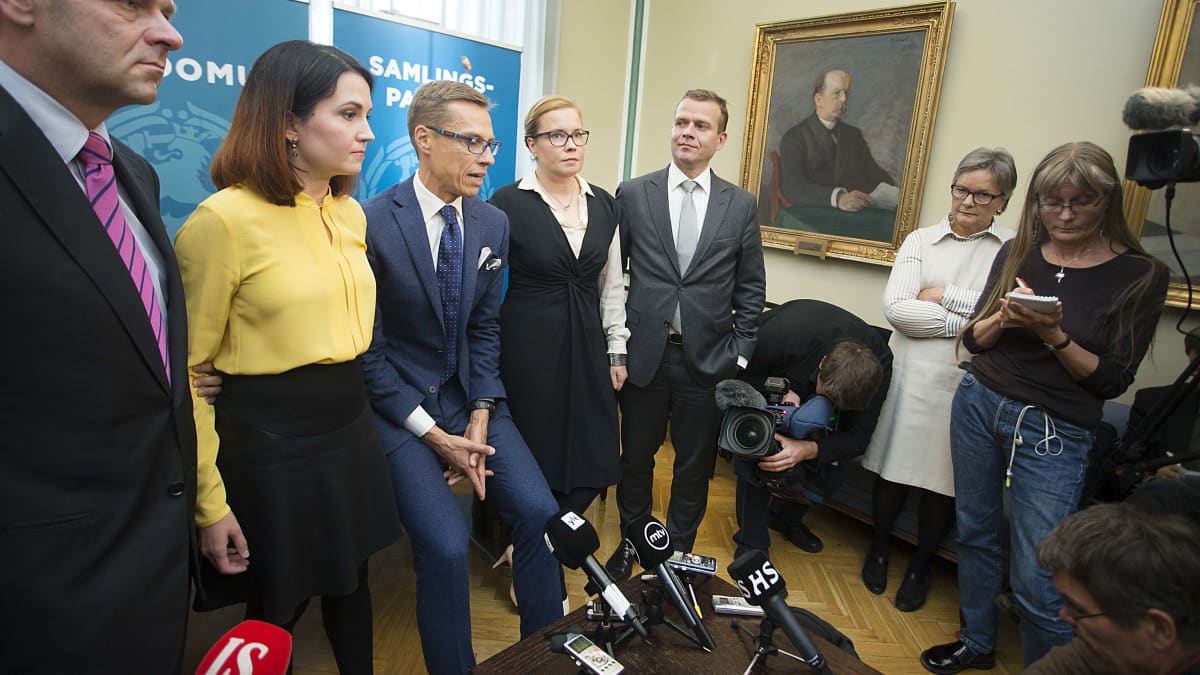 Kuvassa Jan Vapaavuori (vas) ja uusi ministeri Sanni Grahn- Laasonen (kelt) sekä Alexander Stubb ja Laura Räty.